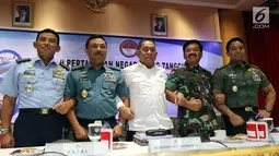 Menhan Ryamizard Ryacudu, Panglima TNI Marsekal Hadi Tjahjanto, KSAU Marsekal Madya Yuyu Sutisna, KSAL Laksamana TNI Siwi Sukma Adji dan KSAD Jenderal TNI Andika Perkasa foto bersama usai Rapim di Jakarta, Rabu (16/1). (Liputan6.com/JohanTallo)