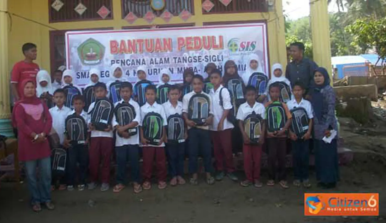 Citizen6, Aceh: OSIS dan para Guru di SMA Negeri 4 Kejuruan Muda Aceh Tamiang beserta donatur, melakukan aksi penggalangan dana untuk korban banjir bandang di SD Ujong Peunalom, Tangse, Pidie.(Pengirim: Ari Gunawan)