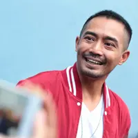 Tidak membutuhkan waktu lama untuk kembali membangun bahtera rumah tangga. Yama Carlos siap mempersunting Arfita Dwi Putri. Kini, keduanya tengah mempersiapkan pernikahannya. (Adrian Putra/Bintang.com)