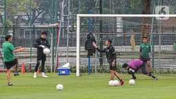 Sejumlah pesepak bola Timnas Indonesia berlatih menjelang semifinal Leg 1 Piala AFF 2022 menjamu Vietnam, di Lapangan A Kompleks Gelora Bung Karno, Jakarta, Rabu (4/1/2023). Timnas Indonesia sulit berlatih karena hujan deras yang menyebabkan Lapangan A SUGBK banjir dan banyak genangan. (Liputan6.com/Faizal Fanani)