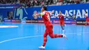 Indonesia sudah unggul 2-0 pada babak pertama melalui aksi Mochammad Iqbal dan Rio Pangestu, sebelum akhirnya menambah tiga gol lagi di babak kedua untuk menutup laga dengan skor 5-0. Tampak dalam foto, pemain Timnas Futsal Indonesia, Mochammad Iqbal merayakan golnya saat melawan Korea Selatan pada laga pertama Grup A Piala Asia 2026 di Indonesia Arena, Jakarta, pada Selasa (27/1/2026) malam WIB. (Bola.com/Bagaskara Lazuardi)