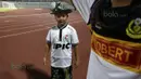 Suporter cilik dengan sarung batik ikut mendukung T-Team saat berlaga pada babak play-off melawan ATM FA di Stadion Perak, Malaysia, Sabtu (30/01/2016). (Bola.com/Nicklas Hanoatubun)