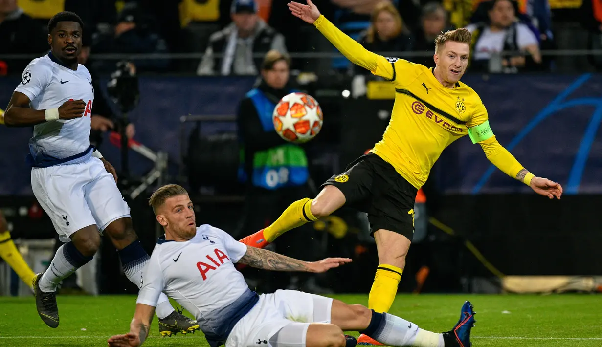 Toby Alderweird hentikan pergerakan Marco Reus pada leg kedua, babak 16 besar Liga Champions yang berlangsung di Stadion Signal Iduna Park, Dortmund, Rabu (6/3). Tottenham Hotspur menang 1-0 atas Dortmund. (AFP/John Macdougall)