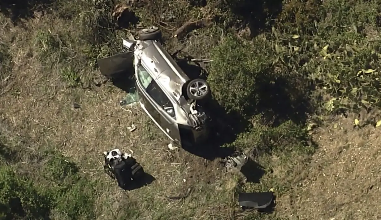 Foto udara yang diambil oleh KABC-TV memperlihatkan kondisi mobil milik Tiger Woods usai mengalami kecelakaan. (Foto: AP/KABC-TV)