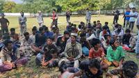 Bakamla RI membantu mengevakuasi imigran ilegal Rohingya, Minggu (25/12/2022). (Foto: Humas Bakamla RI)