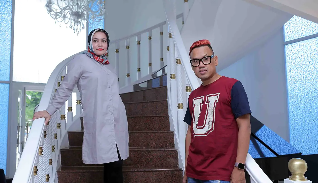 Saat itu, Uya masih belum banyak yang mengenal. Kondisinya juga masih sulit. Satu setengah tahun kemudian, pasangan ini meresmikan hubungannya pada 17 Mei 2003. (Deki Prayoga/Bintang.com)