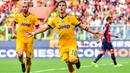 Selebrasi pemain Juventus, Paulo Dybala usai mencetak gol ke gawang Genoa pada lanjutan Serie A di Luigi Ferraris Stadium, Genoa (26/8/2017).  Juventus menang 4-2. (Simone Arveda/ANSA via AP)