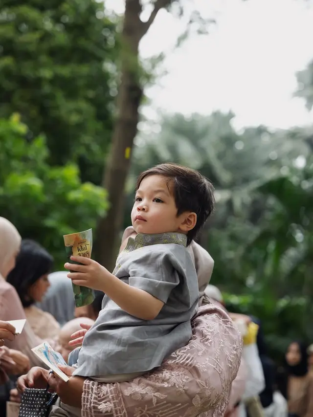 6 Potret Keluarga Nikita Willy Bagi-Bagi THR Lebaran, Seru dan Penuh Kehangatan