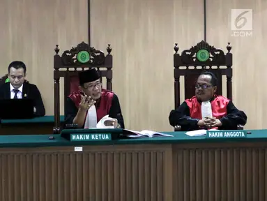 Hakim Ketua Mulyadi dan Hakim Anggota Salman Alfaris serta Sugiyanto memimpin sidang perdana peninjauan (PK) kembali Basuki Tjahaja Purnama atau Ahok di Gedung PN Jakarta Utara, Senin (26/2). Agenda sidang pemeriksaan berkas. (Liputan6.com/Arya Manggala)