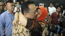 Sanak keluarga memeluk Irman Gusman usai menjalani sidang di Pengadilan Tipikor Jakarta, Senin (20/2). Menanggapi vonisnya, Irman Gusman meminta waktu selama 7 hari kepada majelis hakim. (Liputan6.com/Helmi Afandi)