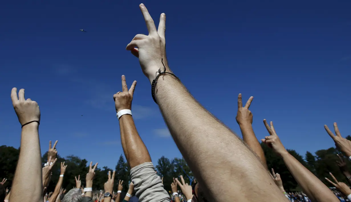 Sejumlah orang menunjukkan tanda perdamaian saat berkumpul untuk membentuk simbol perdamaian raksasa di New York Central Park , Selasa (6/10). Kegiatan yang diprakarsai janda Lennon, Yoko Ono itu menandai ulang tahun John Lennon ke-75.(REUTERS/Mike Segar)