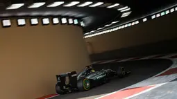 Pada latihan bebas pertama F1 GP Abu Dhabi, Lewis Hamilton kembali menjadi yang tercepat dengan membukukan waktu 1 menit 40,861 detik dengan menggunakan ban ultrasoft. (AFP/Andrej Isakovic)