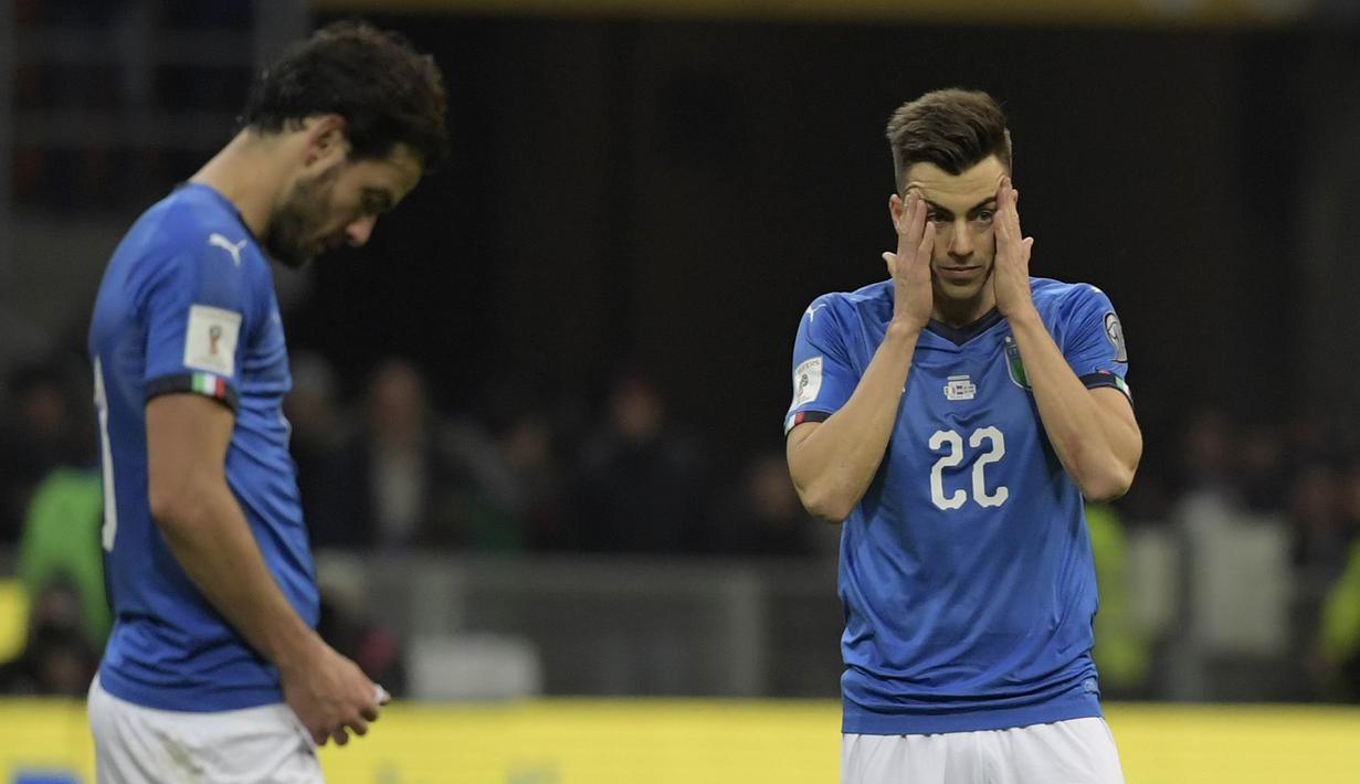Gelandang Italia, Stephan El Shaarawy, tampak lesu usai gagal membawa Italia lolos ke Piala Dunia 2018 setelah disingkirkan Swedia di Stadion Giuseppe Meazza, Senin (13/11/2017). Italia bermain imbang 0-0 dengan Swedia. (AFP/Miguel Medina)