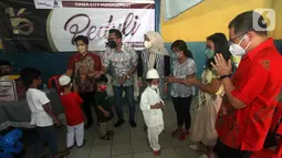 Anak-anak panti asuhan menerima santunan di Yayasan Putra Nusa Jakarta, Jakarta (2/03/2022). Kegiatan bakti sosial yang mengusung tema Persatuan Menjadi Kekuatan ICM & P3SRS, menggandeng PPRS, Badan Pengelola Apartemen, komunitas dan perwakilan penghuni Apartemen Sudirman Park. (Liputan6.com/HO/ICM)
