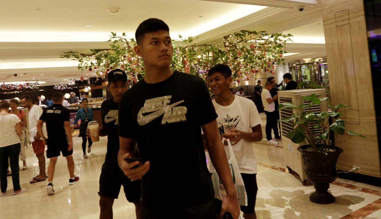 Kiper Timnas Indonesia U-22, Muhammad Riyandi, saat tiba di Hotel Jen, Manila, Sabtu (23/11). Hotel tersebut akan menjadi tempat menginap tim Garuda Muda selama ajang SEA Games 2019. (Bola.com/ M Iqbal Ichsan)