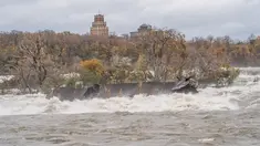 Gambar pada 1 November 2019, sebuah kapal yang tertancap di bebatuan atas Air Terjun Niagara selama lebih dari seabad telah bergeser di sungai St Lawrence, di Ontario, Kanada.  Pejabat taman nasional Air Terjun Niagara menyebutkan kapal bergerak karena cuaca buruk. (Chris Giles/Niagara Parks via AP)