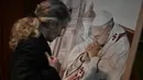 Seorang umat Katolik berdoa di Basilika San Jose de Flores, Buenos Aires, Argentina pada 21 April 2025, setelah wafatnya Paus Fransiskus di Vatikan. (Luis ROBAYO/AFP)