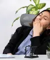 Wanita yang ngantuk saat kerja di kantor (Foto dok : Freepik/KamranAydinov).