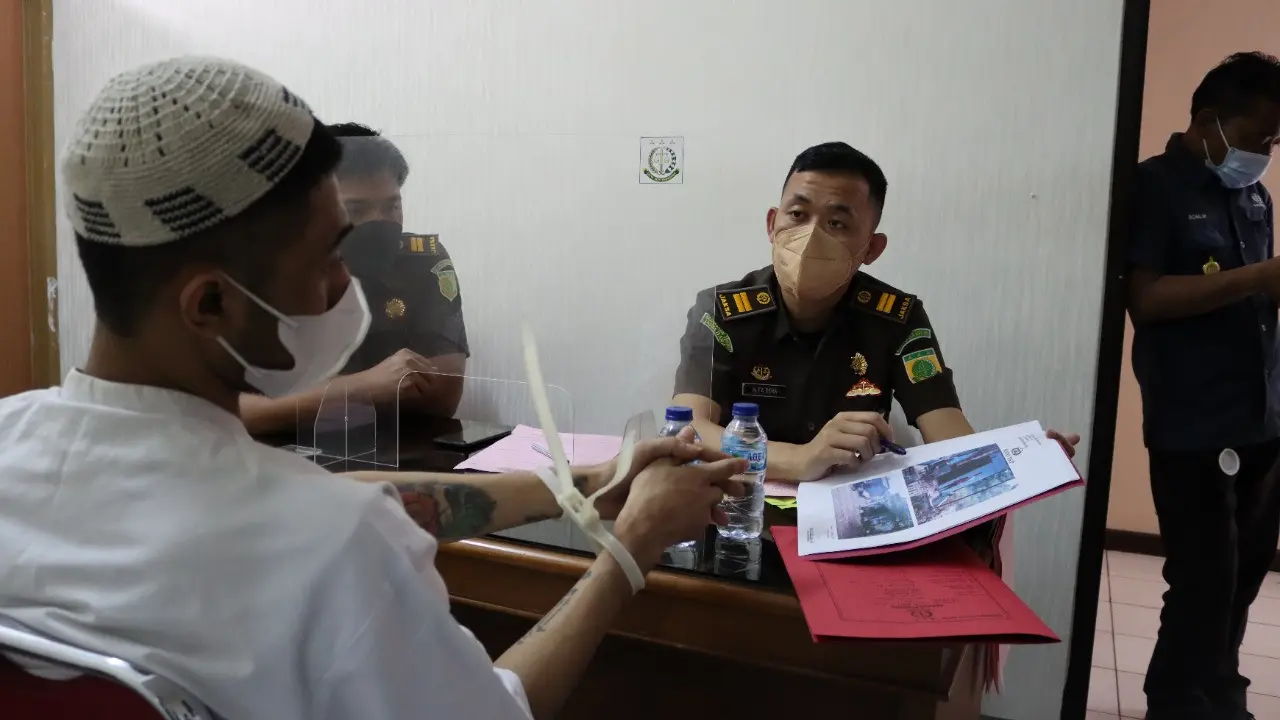 Jaksa saat memeriksa pemberkasan terhadap kasus penusukan anggota TNI hingga meninggal dunia