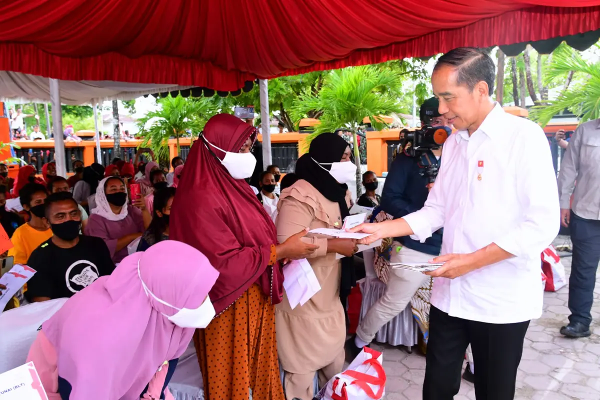 Jokowi membagikan bansos BLT BBM di Maluku
