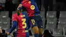Laga baru berjalan satu menit, Raphinha sudah membawa Barca unggul lewat serangan balik cepat. (Josep LAGO/AFP)
