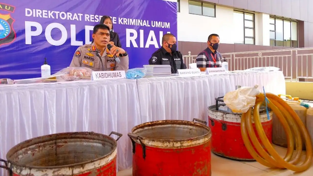 Konferensi pers penyelewengan BBM bersubsidi jenis solar di Polda Riau.