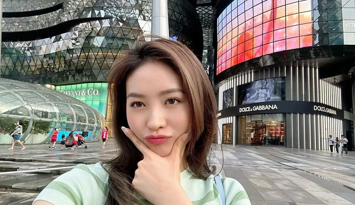 Meski begitu, Natasha tak kehilangan pesonanya. Ia tetap terlihat cantik dan stylish. [Foto: IG/natashawilona12].