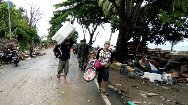 Pantai Carita Diterjang Tsunami