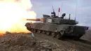 Tank Angkatan Darat Bela Diri Jepang Type 90 menembakkan senjatanya ke sasaran saat latihan tahunan dengan peluru tajam di Minami Eniwa Camp, Eniwa, Pulau Hokkaido, Jepang, 6 Desember 2021. Jepang terus membangun kekuatan militer. (AP Photo/Eugene Hoshiko)