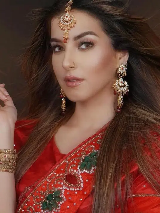 Dalam unggahannya, Tasya Farasya mengenakan makeup mata tegas dengan eyeliner pekat di bawah mata dan bulu mata palsu. (Instagram/tasyafarasya).