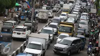 Suasana kemacetan di kawasan Tanah Abang, Jakarta, Rabu (25/5). Banyaknya aktivitas di kawasan tersebut membuat arus lalu lintas selalu mengalami kemacetan, meskipun telah terbebas dari pedagang kaki lima (PKL). (Liputan6.com/Immanuel Antonius)