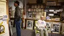 Seorang pembeli melihat koleksi yang dimiliki oleh Museum Hall of Presidents di Gettysburg, Pennsylvania, Sabtu (14/1). Museum yang tutup pada November lalu tersebut menjual hampir seluruh koleksi mereka. (AP Photo/ SEAN SIMMERS)