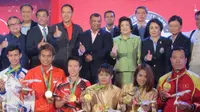 Ganda campuran Indonesia, Tontowi Ahmad/Liliyana Natsir, menerima tiket gratis dari Air Asia pada acara di Bangkok, Thailand, Kamis (7/9/2016). (PBSI)