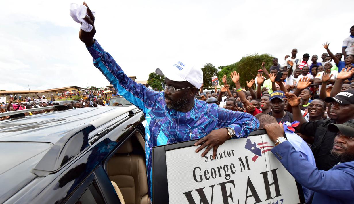 Pada kesempatan pilpres keduanya ini, George Weah akhirnya berhasil menjadi presiden Liberia. Legenda sepak bola Afrika tersebut berhasil mengalahkan pesaingnya, Joseph Boakai. (AFP/Issouf Sanogo)