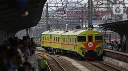 Memeriahkan perayaan 100 tahun operasional Kereta Rel Listrik (KRL) di Indonesia, KAI Commuter menghadirkan parade rangkaian KRL yang pernah dan akan beroperasi di wilayah Jakarta, Bogor, Depok, Tangerang dan Bekasi (Jabodetabek). (Liputan6.com/Angga Yuniar)