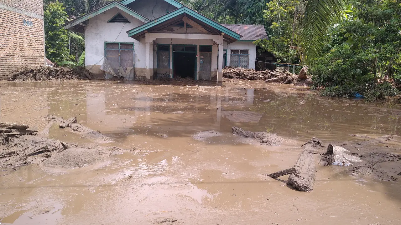 Banjir bandang di Nagari Kajai, Pasaman Barat, Senin (28/2/2022). (Liputan6.com/ Novia Harlina)