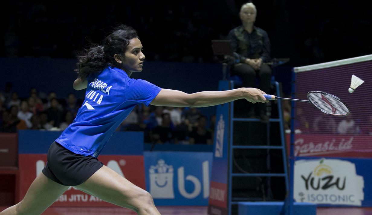 Tunggal putri Jepang, Akane Yamaguchi, berhasil mengalahkan Pusarla Sindhu pada Indonesia Open 2019 di Istora Senayan, Minggu (21/7). Akane menang 21-16 dan 21-18 dari Pusarla. (Bola.com/Peksi Cahyo)