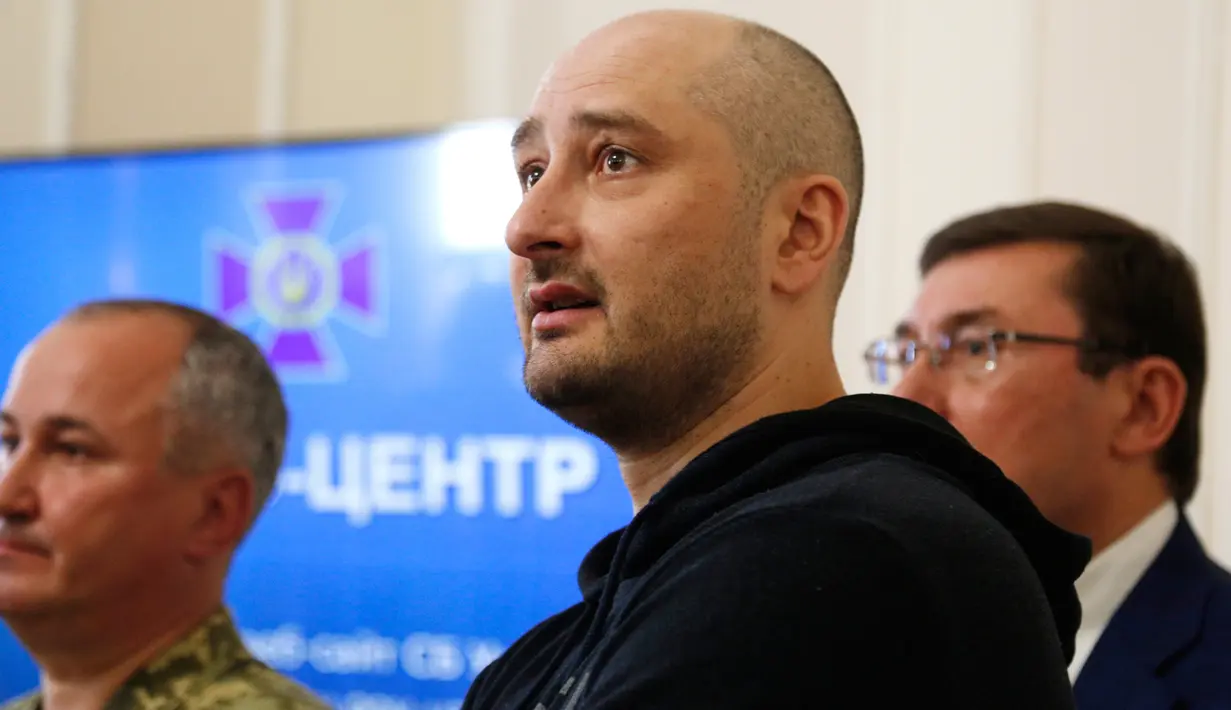 Wartawan Rusia, Arkady Babchenko memberikan keterangan dalam konferensi pers di Dinas Keamanan Ukraina, Rabu (30/5). Babchenko yang merupakan mantan tentara Rusia dalam Perang Chechnya dilaporkan tewas dibunuh dengan beberapa tembakan. (AP/Efrem Lukatsky)