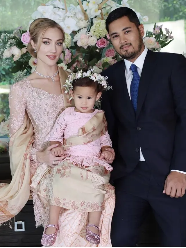 Potret Varsha Adhikumoro Menantu Bambang Trihatmodjo, Memesona Bak Barbie Kenakan Kebaya/@varshaadhikumoro