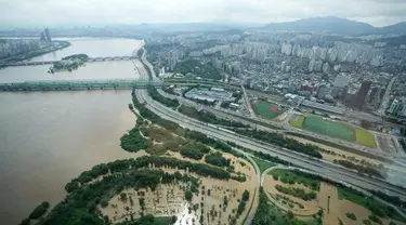 Jalan utama di sepanjang Sungai Han tergenang banjir akibat hujan lebat di Seoul, Korea Selatan, Rabu (10/8/2022). Upaya pembersihan dan pemulihan meningkat pesat saat langit cerah setelah dua hari curah hujan yang memecahkan rekor sehingga menyebabkan banjir bandang, merusak ribuan bangunan, jalan, serta menewaskan banyak orang. (AP Photo/Ahn Young-joon)