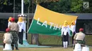 Calon Paskibraka berlatih menaikan dan menurunkan bendera di PPPON, Cibubur, Jakarta Timur, Jumat (4/8). Jelang latgab, pasukan calon Paskibraka terus matangkan kekompakan upacara menaikan dan menurunkan bendera. (Liputan6.com/Yoppy Renato)
