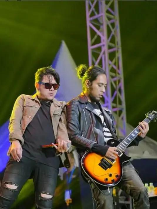 Aksi panggung Richie Setiawan bersama grup band Five Minutes. Richie dipecat dari Five Minutes lantaran telah melanggar komitmen serta kode etik yang telah mereka sepakati. (Instagram/ richie_fm)