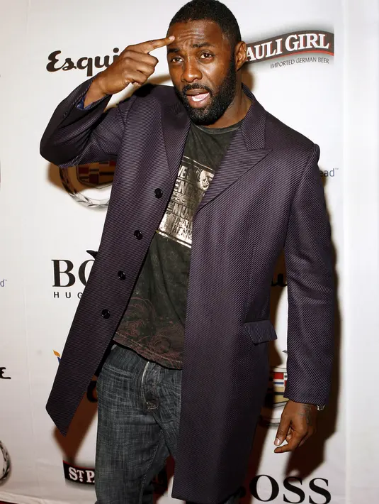 Aktor ‘Pacific Rim’ ini mengaku jika saat kejadian tersebut dia hanya sedang bersantai dan meletakkan kakinya di atas batu. Namun batu itu licin dan ia tergelincir dan tangannya secara reflek berpegangan pada pohon. (Bintang/EPA)