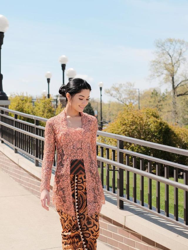 6 Gaya Wisuda Yoriko Angeline Pakai Kebaya di AS, Lulus dengan Nilai Sempurna