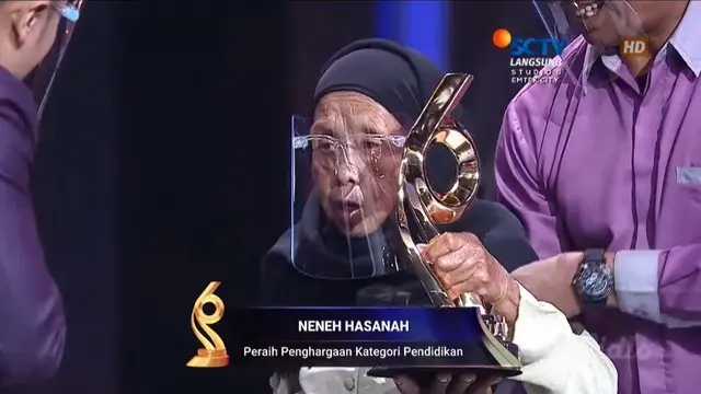Bertekad Untuk Tetap Mengajar Sampai Akhir Hayat, Ibu Neneh Meraih Penghargaan untuk Kategori Pendidikan Di Liputan 6 Awards 2021 Atas Dedikasi Dirinya Dalam Dunia Pendidikan