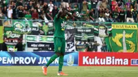 Ekspresi gelandang Persebaya, Makan Konate, setelah gagal penalti saat melawan Bhayangkara FC di Piala Gubernur Jatim 2020 (12/2/2020). (Bola.com/Aditya Wany)