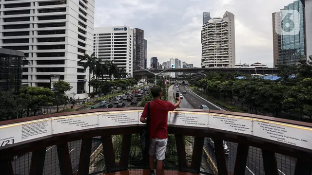FOTO: Antusiasme Warga Berburu Swafoto di JPO Pinisi