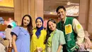 Di sampingnya ada Tya Ariestya yang mengenakan tunik warna kuning cerah dan dipadukan dengan loose pants dan hijab navy. [Instagram/tya_ariestya]
