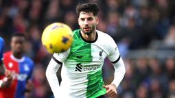Baru didatangkan dari RB Leipzig, Dominik Szoboszlai langsung nyetel dan menjadi pemain penting di lini tengah Liverpool. Kecepatan tertinggi Szoboszlai yang tercatat adalah 36,76 km/jam. (AFP/Adrian Dennis)