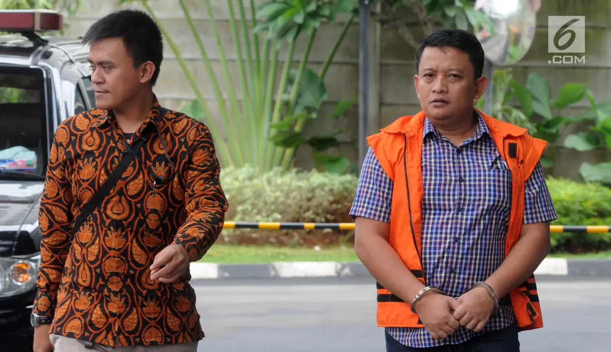Tersangka Staf Kemenpora Eko Triyanto dikawal petugas saat menjalani pemeriksaan lanjutan di gedung KPK, Jakarta, Rabu (30/1). Eko Triyanto diperiksa terkait dana hibah pemerintah kapada KONI melalui Kemenpora. (merdeka.com/Dwi Narwoko)